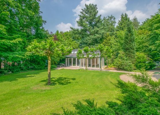 Villa with large garden and infrared sauna in a wooded area