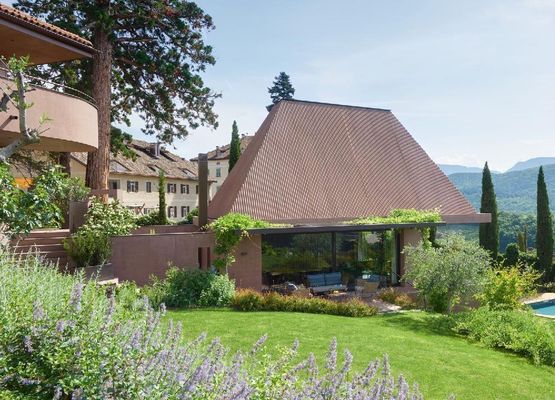 Luxury design villa offering pool, sauna, whirlpool and spacious garden